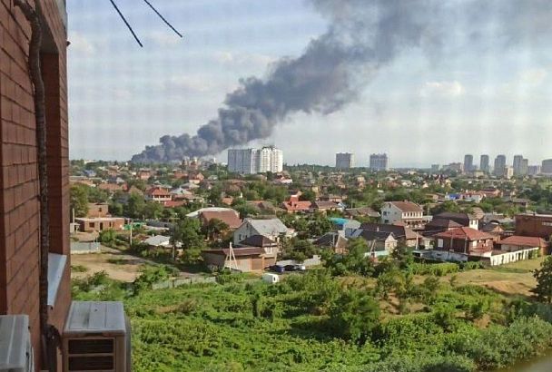 Пожар на площади 1 тыс. «квадратов» тушат в Краснодаре