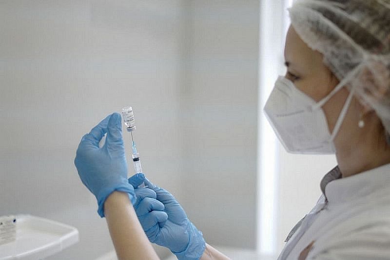 Первую прививку от COVID-19 получили более 18 млн россиян