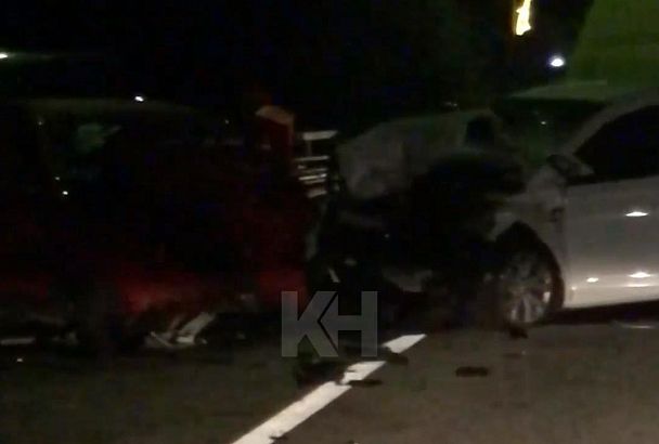 Женщина на «Пежо» устроила ДТП с тремя автомобилями в Сочи. Пострадали три человека