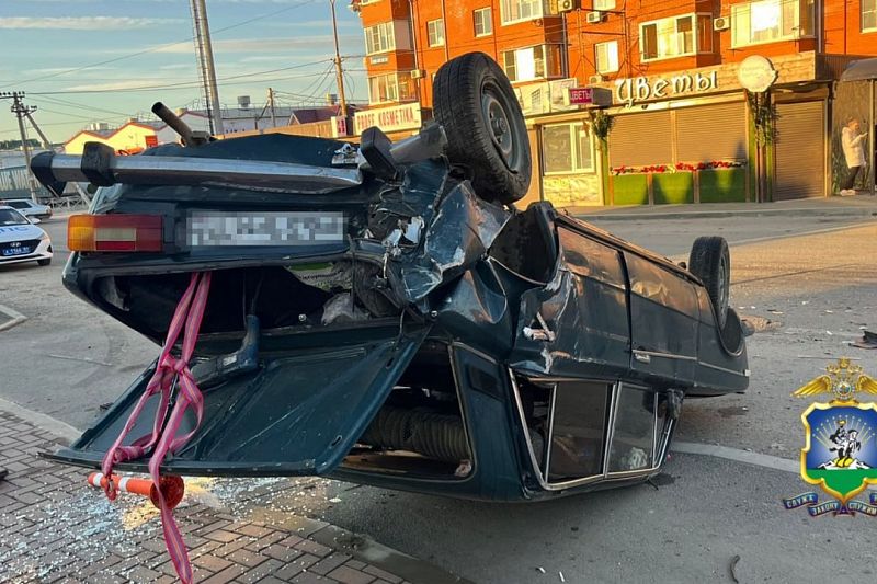 В Яблоновском пьяный водитель въехал в здание магазина, задев и опрокинув другую машину 