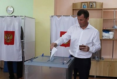 Вице-губернатор Андрей Коробка проголосовал на избирательном участке в Динском районе
