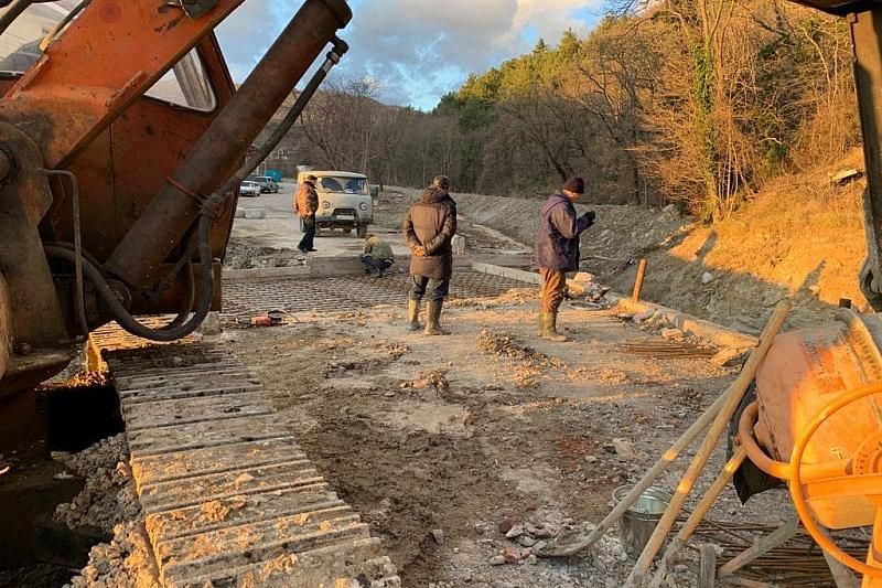 Власти Новороссийска рассказали, когда будет окончен ремонт на месте разрушенного селем моста в Широкой балке