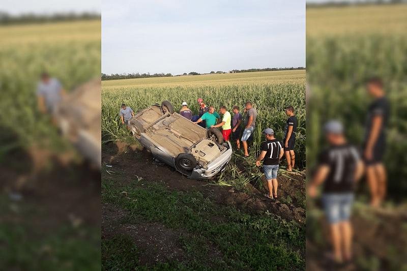 В Краснодарском крае после ДТП в искореженном авто зажало супружескую пару