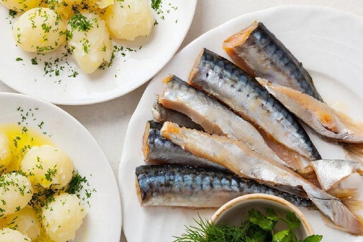 Даже малосольная дорогая семга не получится такой вкусной, как домашняя скумбрия в пряном рассоле: рецепт - проще не бывает
