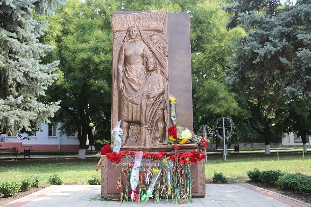 Памятник труженикам тыла и детям войны открыли в Тбилисском районе