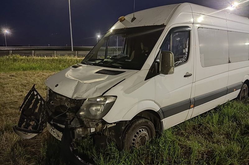 Водителю стало плохо с сердцем: автобус с юными спортсменами съехал в кювет в Краснодаре