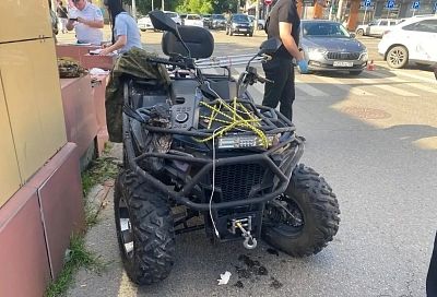 В центре Краснодара квадроцикл столкнулся с легковушкой.  Два человека в тяжелом состоянии