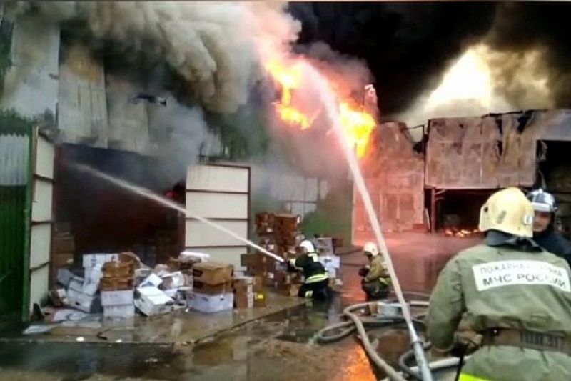 Площадь пожара на складе в Краснодаре увеличилась до 1200 кв.м.