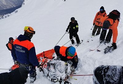 В горах Сочи турист на параплане упал с высоты и сломал позвоночник