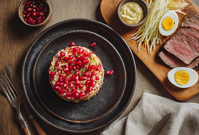 Режу дайкон соломкой, смешиваю с говядиной — и салат «Ташкент» готов