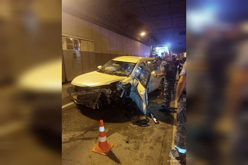 Спасатели показали, как доставали зажатых в машинах после ДТП водителей Opel и Haval в сочинском тоннеле