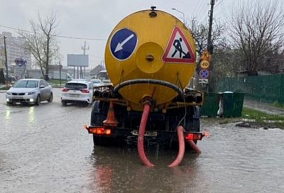 Краснодар ушел под воду: дождем подтопило 10 участков улиц