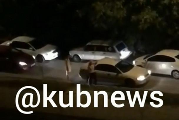 Драка двух женщин на дороге в Новороссийске попала на видео