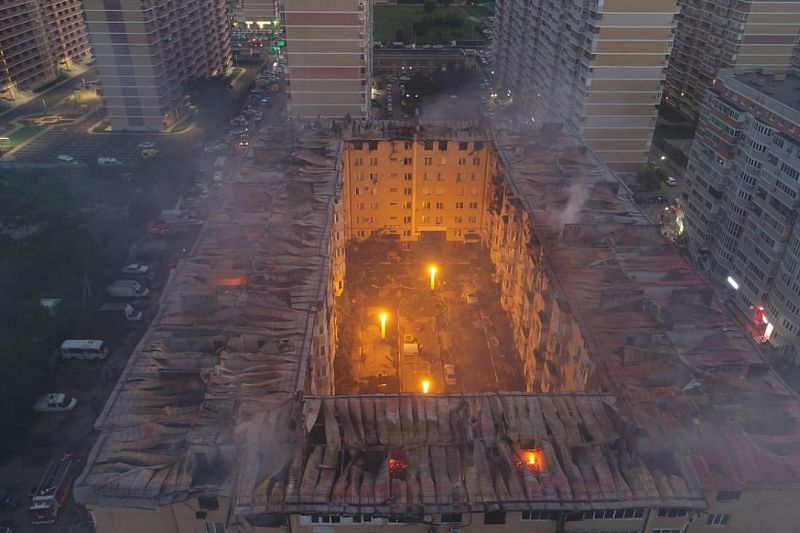Власти Краснодара рассказали, почему быстро распространился пожар в 8-этажном доме на ул. Российской 