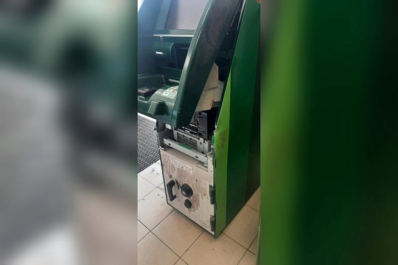 В Адыгее двое полицейских разбили стекло магазина и пытались украсть банкомат