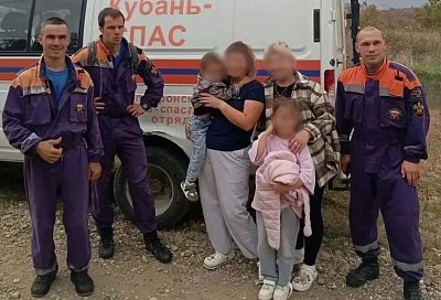 Пошли за грибами и заблудились: спасатели вывели из леса семью с детьми