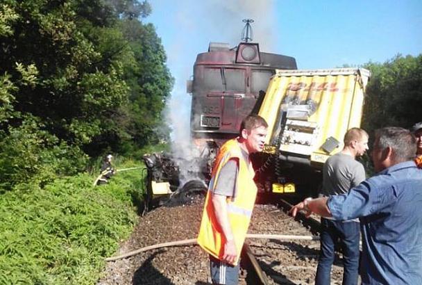 При столкновении пассажирского поезда с грузовиком MAN под Краснодаром пострадали 16 человек