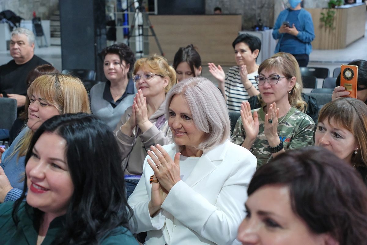 В Доме книги собрались активисты волонтерского движения, все те, кто поддерживает наших ребят на передовой. В Доме книги собрались активисты волонтерского движения, все те, кто поддерживает наших ребят на передовой.