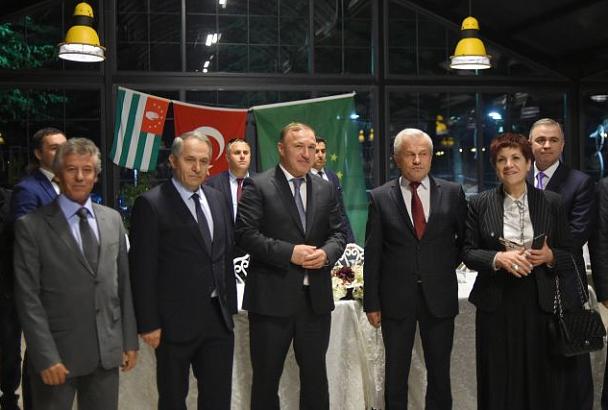 Мурат Кумпилов поздравил представителей черкесской диаспоры Турции с Днём Государственного флага Республики Адыгея