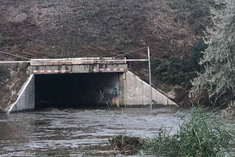 Проезд под ж/д тоннелем в анапском поселке Пятихатка затопила река