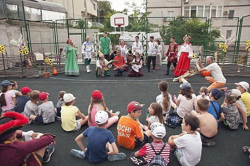 В Сочи профессиональные актеры дали представление на детской площадке