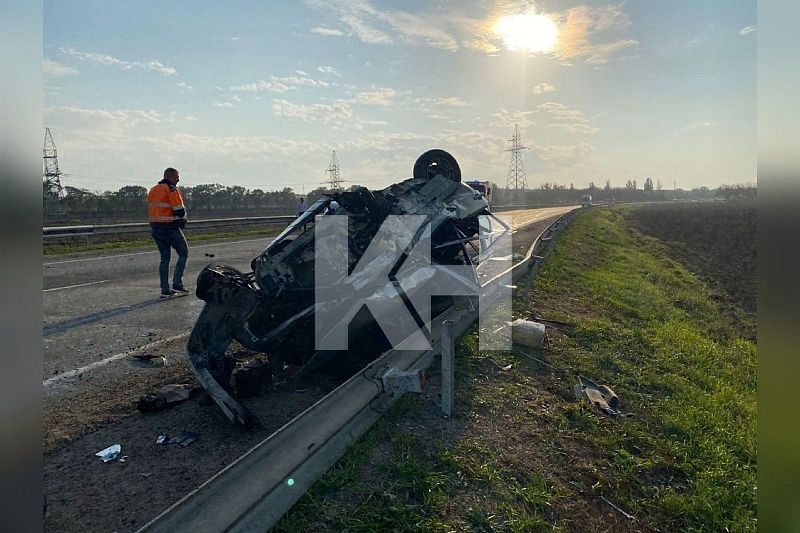 В Краснодарском крае в массовом ДТП погибла пассажирка ВАЗа, двое пострадали