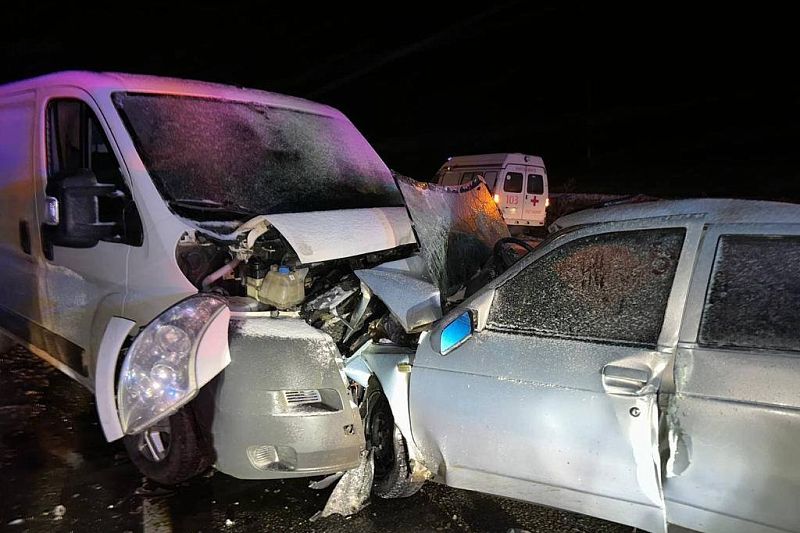 Водитель и пассажирка ВАЗа погибли в ДТП с фургоном на Кубани