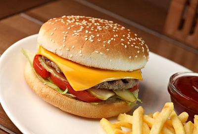 В Краснодаре грабители заставили свою жертву накормить их гамбургерами в McDonald's