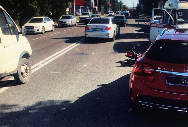 В Краснодаре подросток на мотоцикле врезался в «Приору» под управлением ученика автошколы