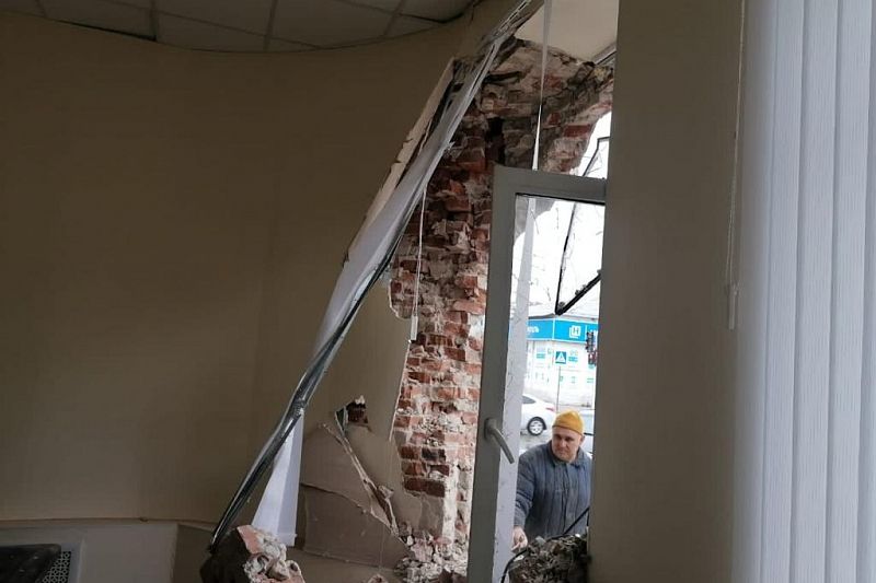 Стена здания разрушилась после ДТП с троллейбусом