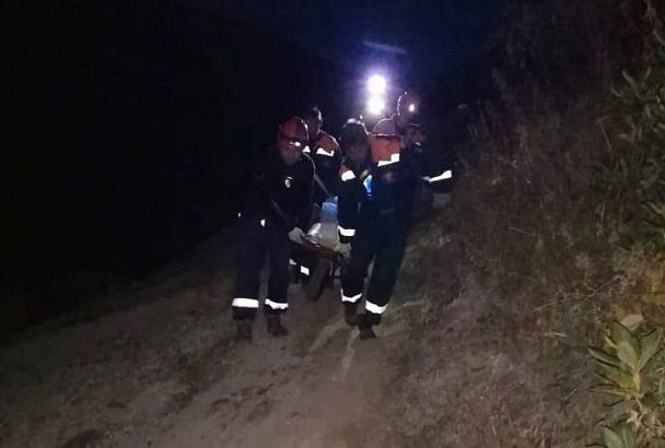 В Сочи спасатели транспортировали туристку с травмой ноги