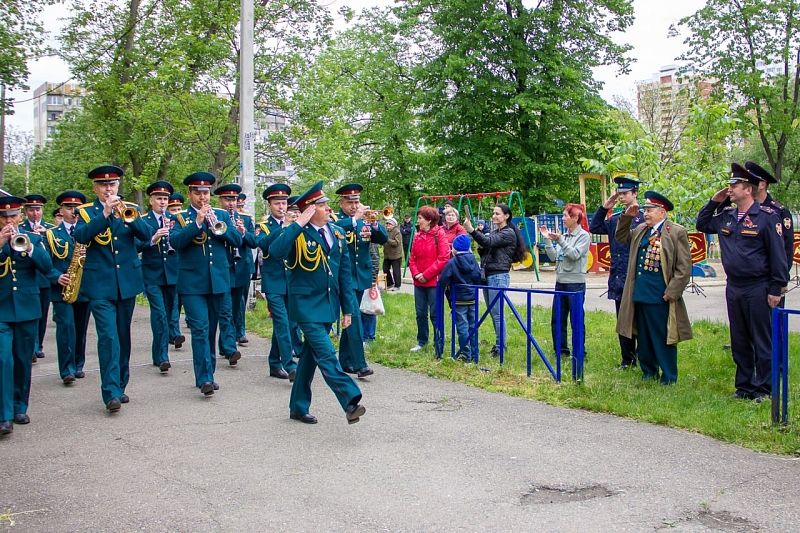 В Краснодаре росгвардейцы провели парад возле дома фронтовика 