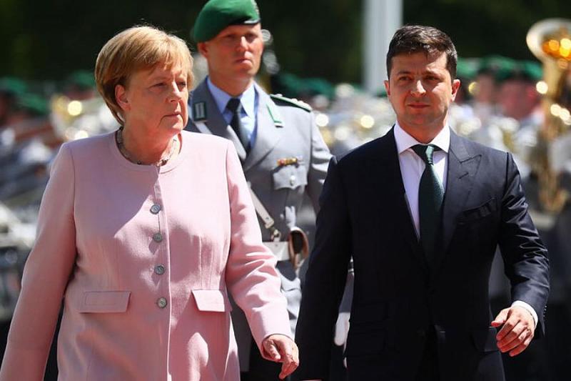 Затрясло: Меркель рассказала, почему дрожала при встрече с Зеленским