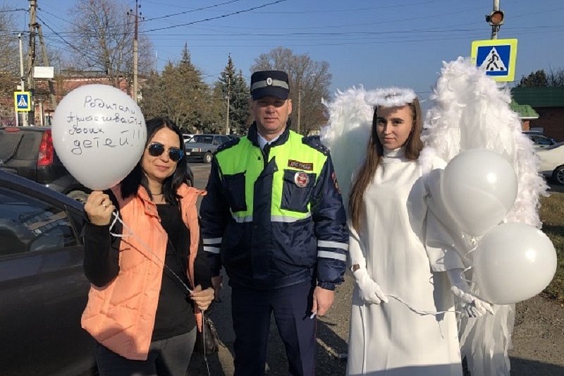 В Краснодарском крае волонтеры в костюмах ангелов напомнили водителям о соблюдении ПДД