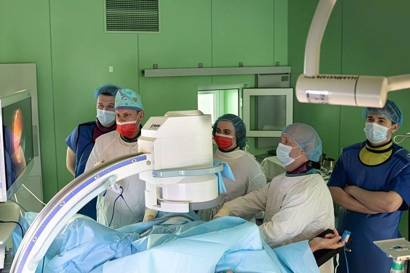 Врачи в Краснодаре провели уникальную операцию, чтобы избавить пациентку от камней в почке