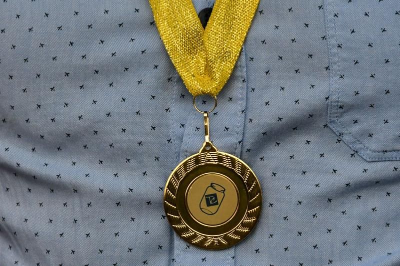 В придачу к денежным подаркам лучшие сотрудники получили медали с логотипом компании.