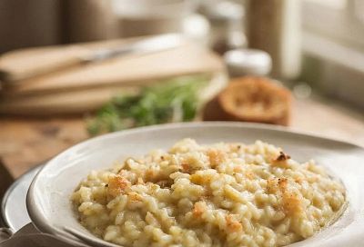 Рис “как ризотто” без постоянного помешивания: кремовый внутри, с поджаристой корочкой — в духовке