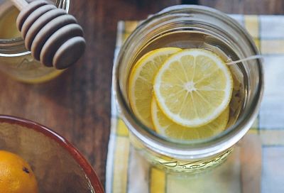 Вода с лимоном: пейте ее каждое утро для профилактики рака, как советует врач