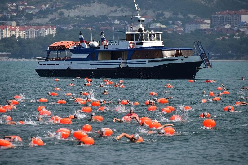 Аквамены Черного моря: в Геленджике провели заплыв «Морская миля»