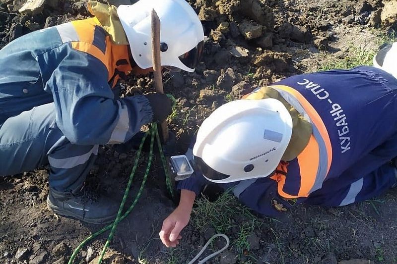 В Краснодарском крае спасатели достали собаку из буровой ямы