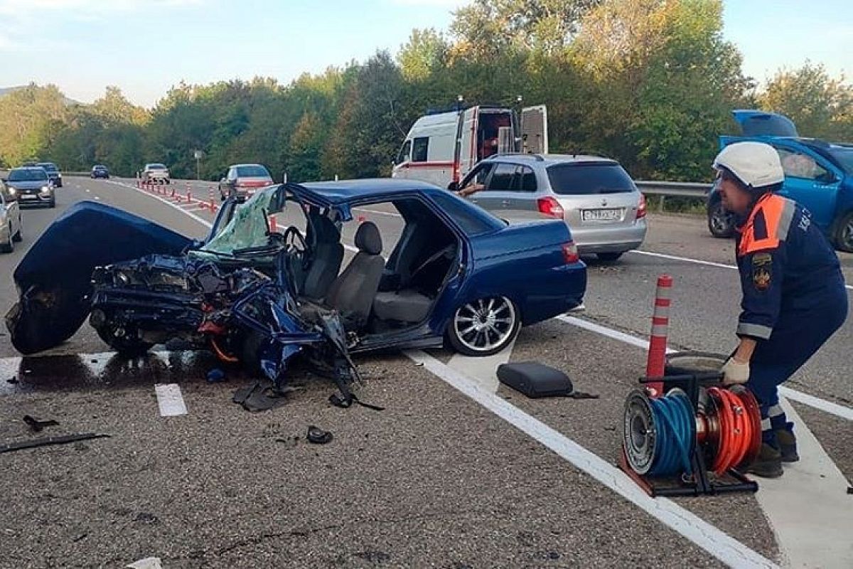 В Северском районе спасатели достали пострадавшего из искореженного автомобиля