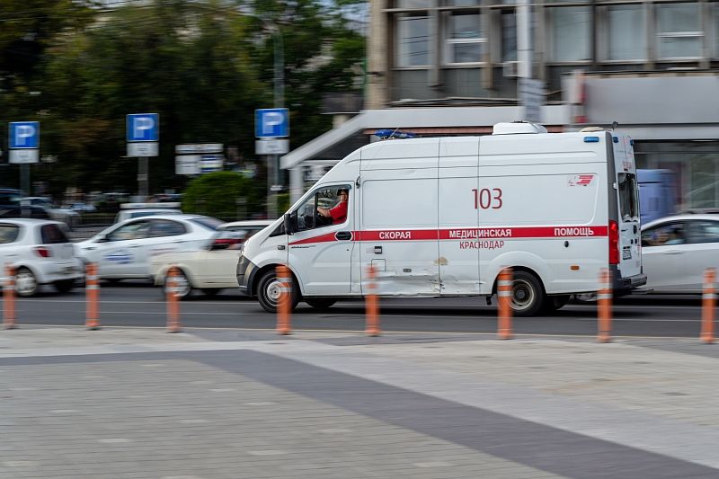 Неадекватный мужчина избил пожилую женщину на улице Черкасской в Краснодаре