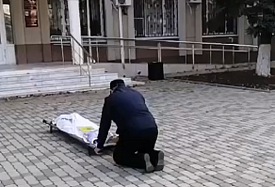 Уголовное дело  о надругательстве над умершей возбудили после доставки тела к администрации Тимашевского района