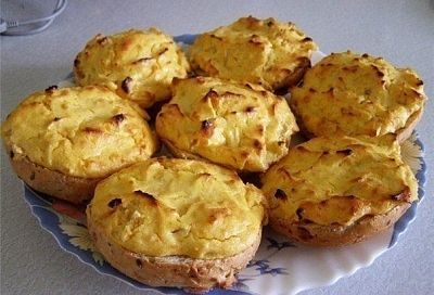 Ленивые ватрушки с творогом: пеку их из черствого батона, а получается вкусный десерт за 15 минут