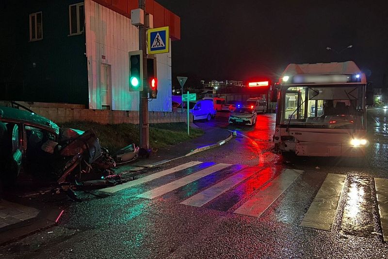 «Тойота» врезалась в рейсовый автобус в Сириусе. Есть  пострадавшие