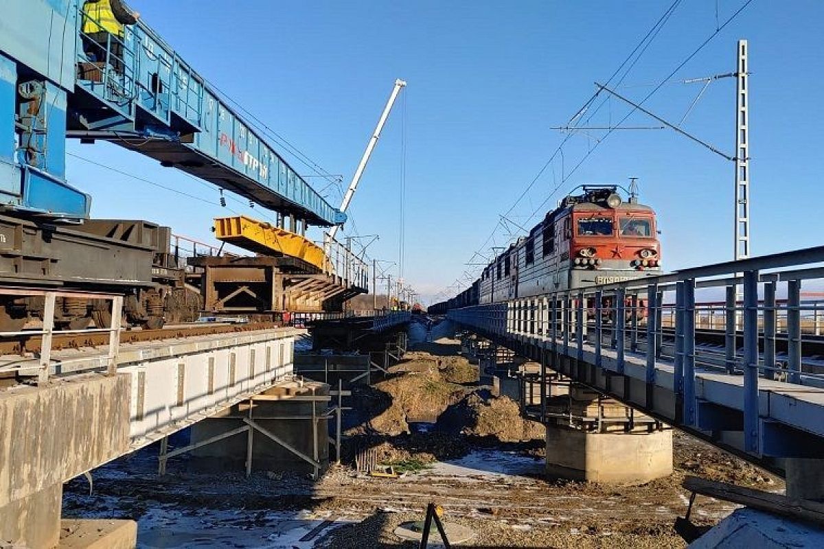 В Крымском районе реконструировали 120-метровый железнодорожный мост