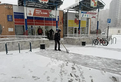 Дороги и тротуары очистили от снега и гололеда вблизи спортивных объектов Краснодара