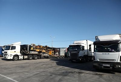 С 27 октября в Краснодарском крае частично ограничат проезд грузовиков к Керченской переправе