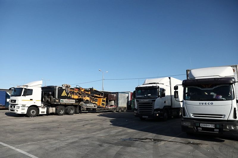 С 27 октября в Краснодарском крае частично ограничат проезд грузовиков к Керченской переправе