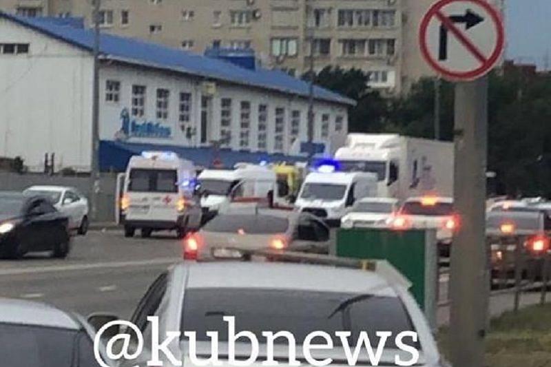 В Краснодаре пассажирский автобус столкнулся с большегрузом. Есть пострадавшие